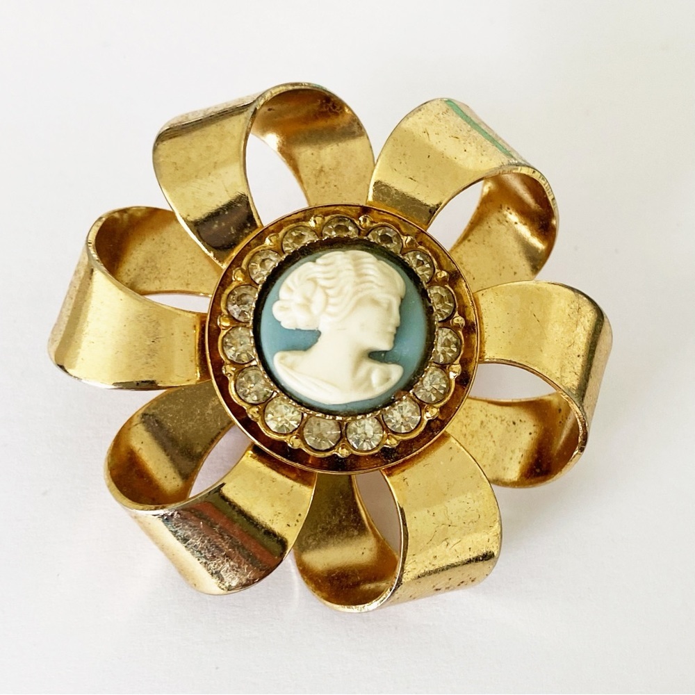 Vintage goldtone rhinestone cameo Wedgwood style brooch